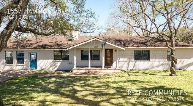 Primary Photo - Beautiful Pool Home - Fenced in Yard - Sty...
