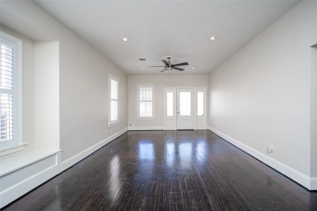 Building Photo - 312 W 20th St