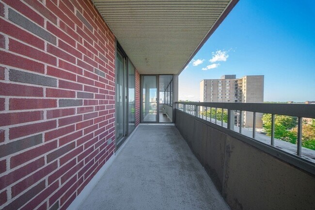 Building Photo - 77 Adams St