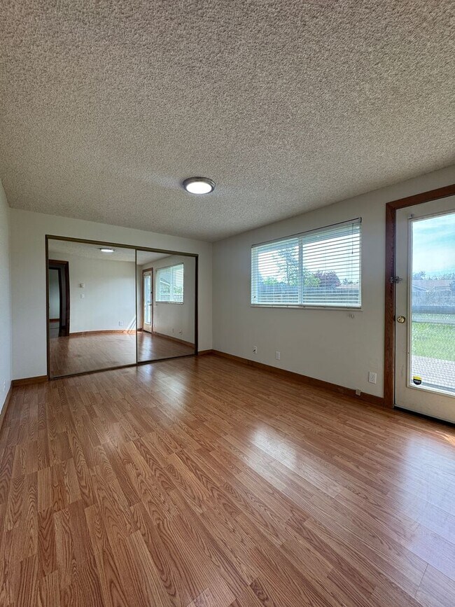 Building Photo - (KIE 1) 2-Bed, 1-Bath Duplex