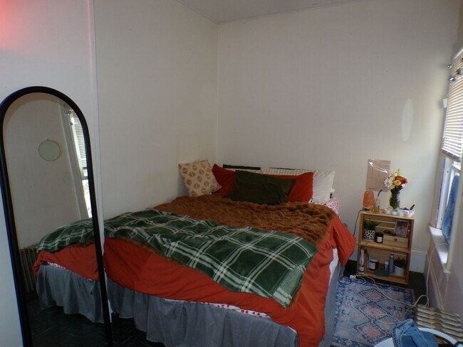 Building Photo - 205 Main St