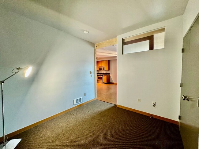 Building Photo - 1 bedroom, 1 bathroom Condo with City View!