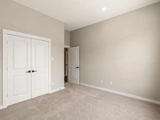 Building Photo - 6712 Parker Oaks Ln