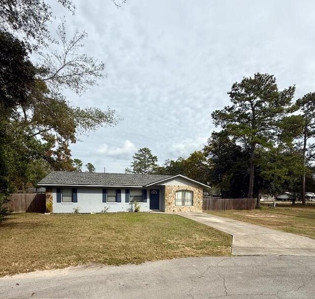 Building Photo - 11 Hemlock Circle Ter