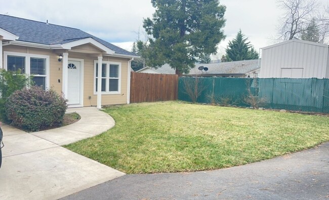 Primary Photo - Open Floor plan 2 Bed 2 Bath Close to Down...