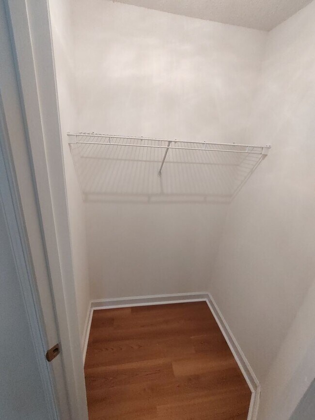 Building Photo - NEWLY RENOVATED 4 Bed/2 Bath with Communit...