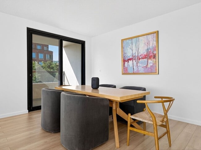 Building Photo - 65 E India Row