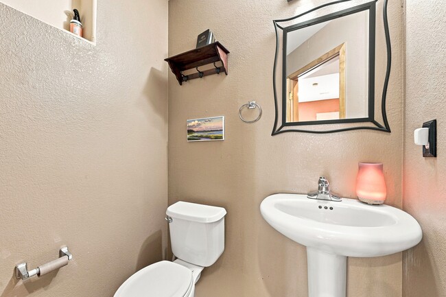 Building Photo - 551 Aspen Dr