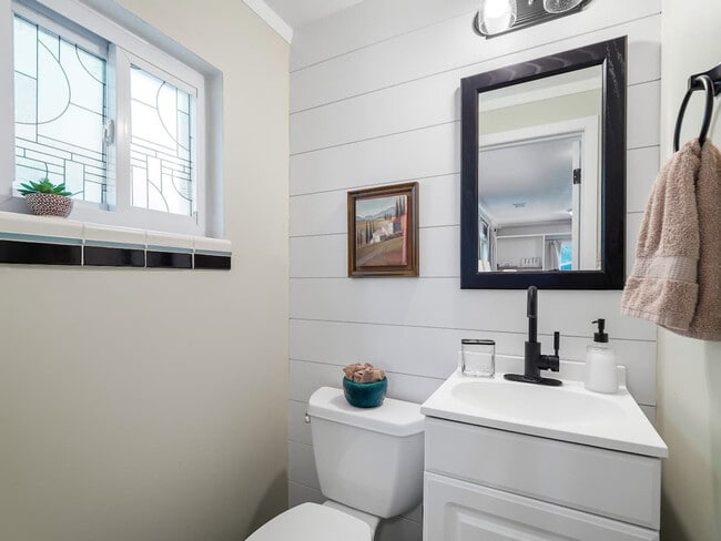 Building Photo - 670 Treeside Dr