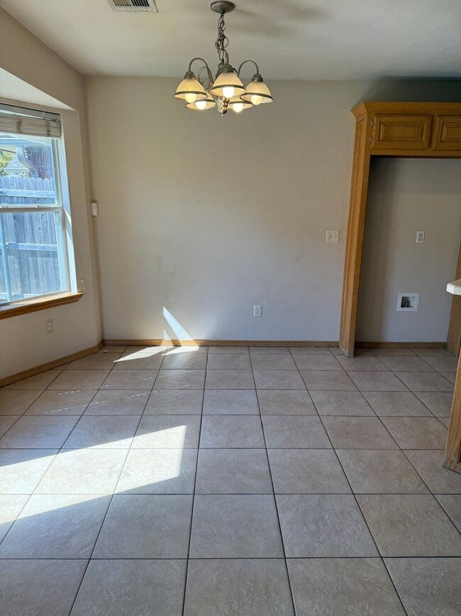 Building Photo - 716 Eastridge Dr
