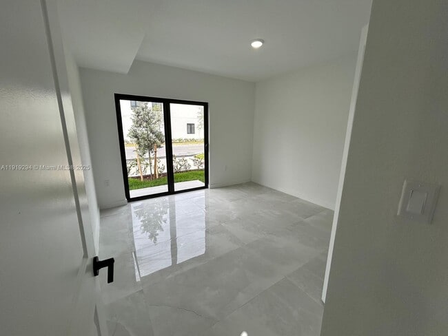 Building Photo - 14568 SW 261 St Ter