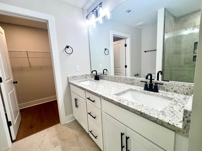 Building Photo - 4417 Oak Ln