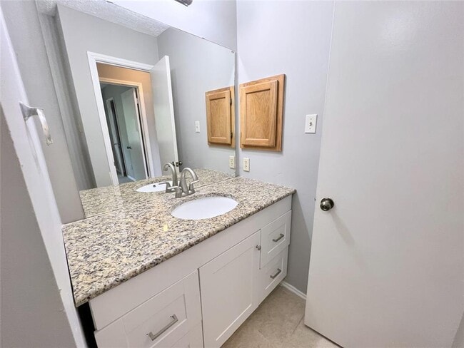 Building Photo - 2033 Sandy Knoll Dr