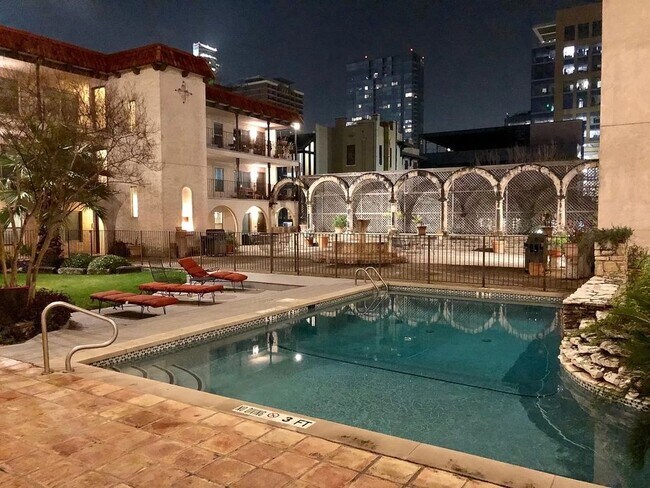 Building Photo - 505 W 7th St