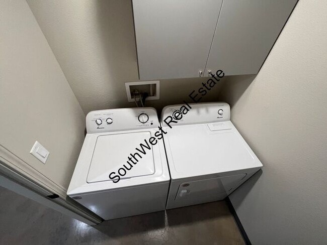 Building Photo - Modern 2 BED 2 BATH apartments
