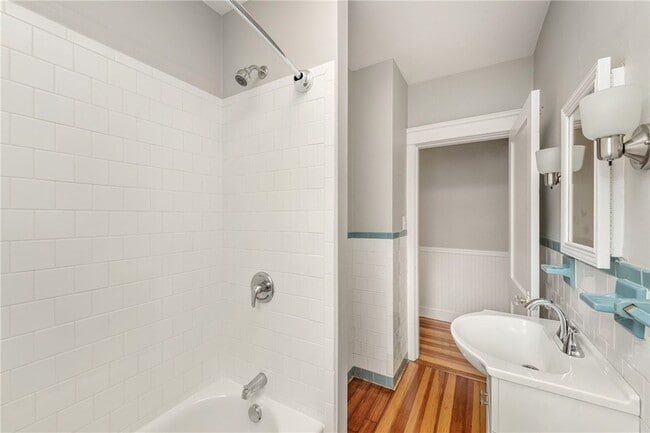 Building Photo - 113 Maple Ave