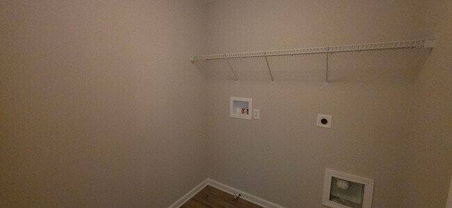 Building Photo - END UNIT TOWN HOME