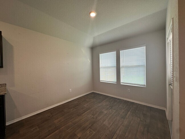 Building Photo - Classic Three Bedroom Two Bath Home in a Great Neighborhood