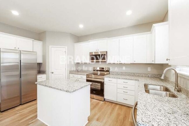 Building Photo - APPLY NOW! 5BED 3BATH