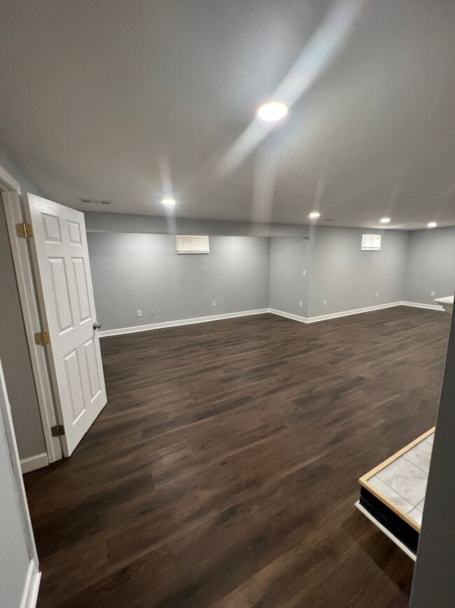 Building Photo - Amazing 6 Bedroom 2 Bathroom home with dual driveways