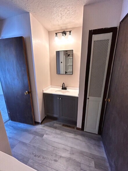 Building Photo - 514 Van Buren St