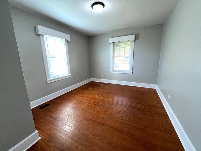 Building Photo - Newly Renovated 3 Bedroom Home in Lawrence...