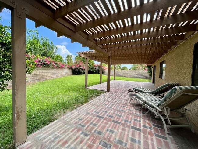 Building Photo - 40120 Sagewood Dr