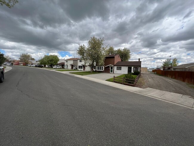 Building Photo - 1 Bedroom 1 Bath Townhouse in Great Neighborhood