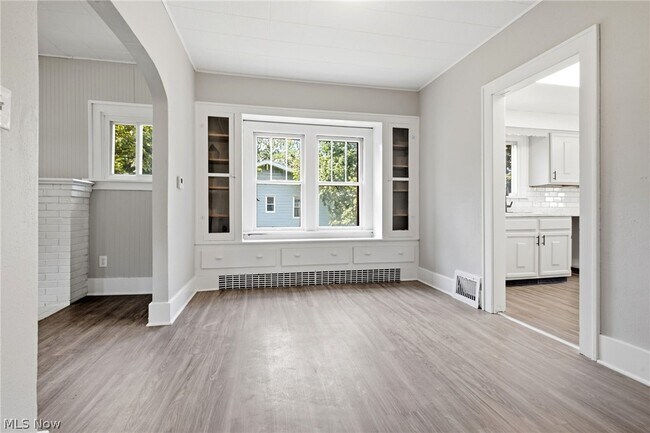 Building Photo - 975 Corwin Ave