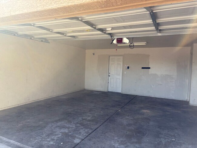 Building Photo - Beautifully Renovated 3 Bedroom Home -A/C-...