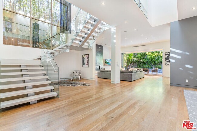 Building Photo - 833 N Orange Grove Ave