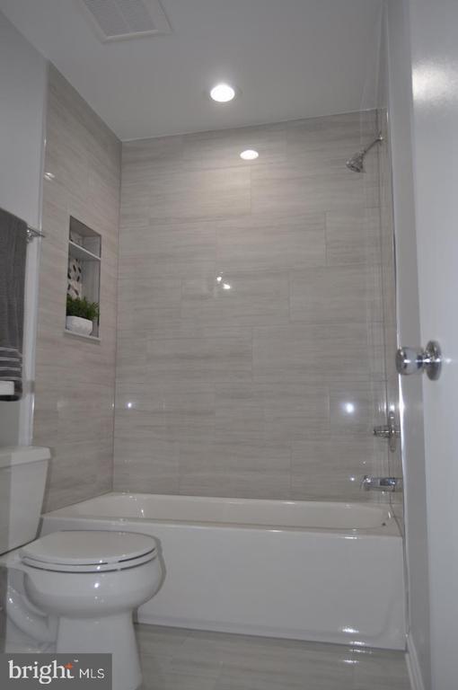 Building Photo - 8613 Beekman Pl