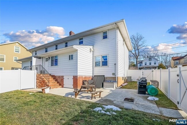 Building Photo - 12 Maple Ave