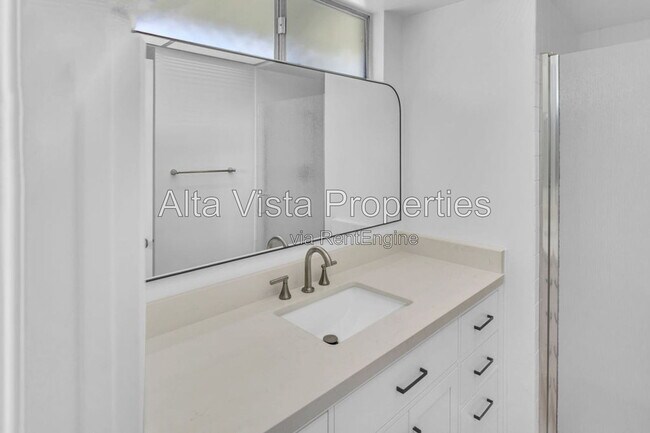 Building Photo - 5633 Scripps St