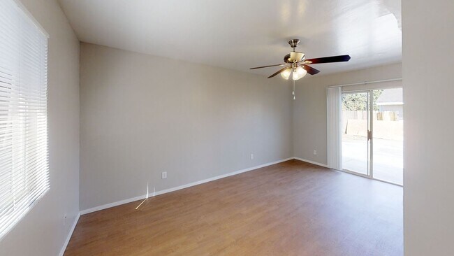 Building Photo - 5 Bed / 3 Bath on Rockford Dr (Large Rooms & Backyard) – Walk to Campus!!