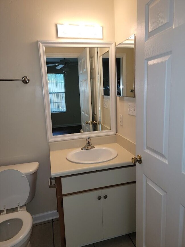 Building Photo - 3 BR/ 2BA Townhome located in