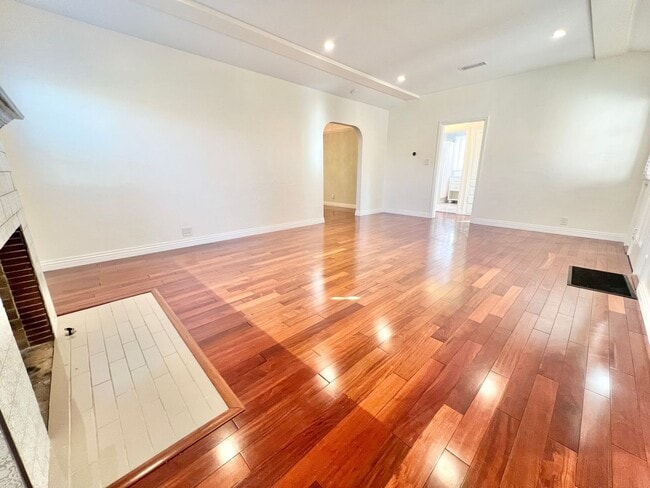 Building Photo - Charming Bixby Knolls Corner Home with Yard, Cabana, & A/C