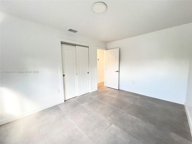 Building Photo - 2827 SW 24th St