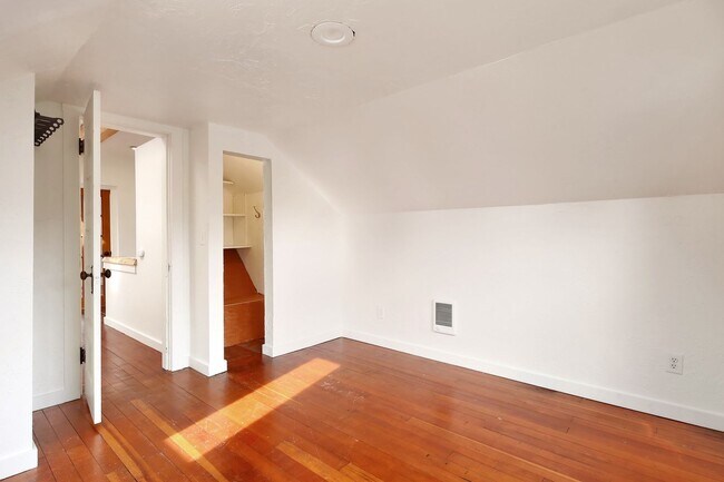 Building Photo - 425 Nelson St