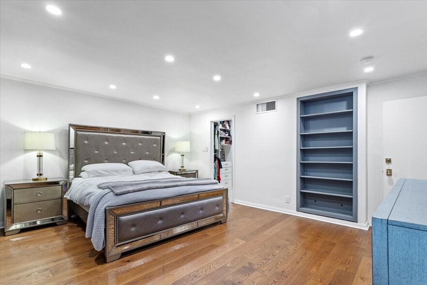 Building Photo - 9311 Burton Way