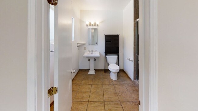 Building Photo - 5BD/2BA, Great Private Yard w/ Fire Pit!
