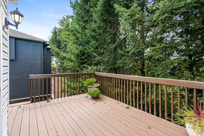 Building Photo - 3 Bed 2.5 Bth Upper Floor Unit + A/C + Fireplace + Large Deck