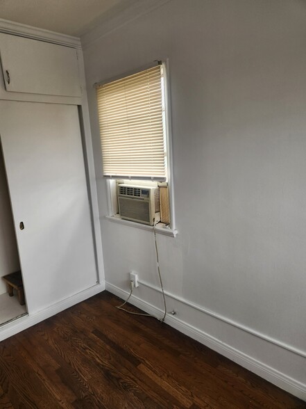 Building Photo - 767 W 90th St