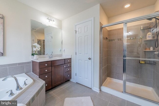 Building Photo - 43376 Town Gate Square