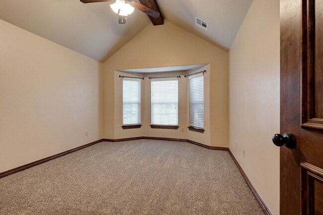 Building Photo - Beautiful & Large 4 Bed 2 Bath Home in Edmond!