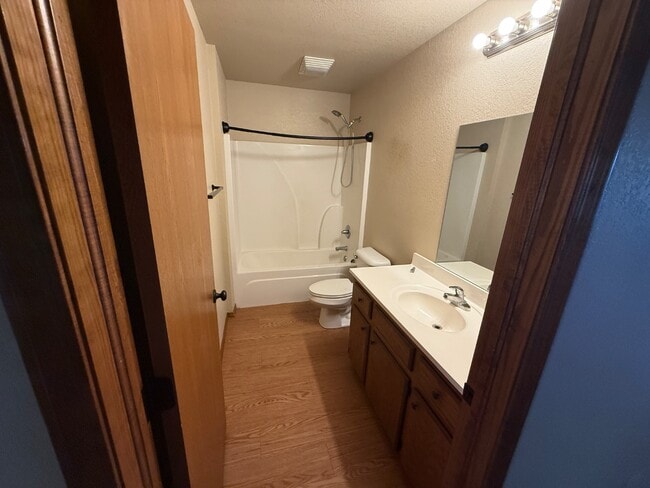 Building Photo - 511b NE 6th St - 511B NE 6th