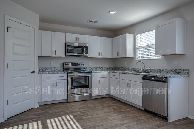 Building Photo - 2206 Yearling Dr