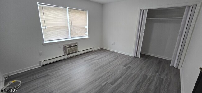 Building Photo - 206 Main St