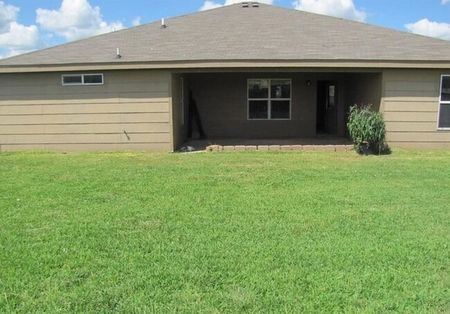 Building Photo - 4bed / 2 bath AVAILABLE SOON!!!!! MID JANUARY