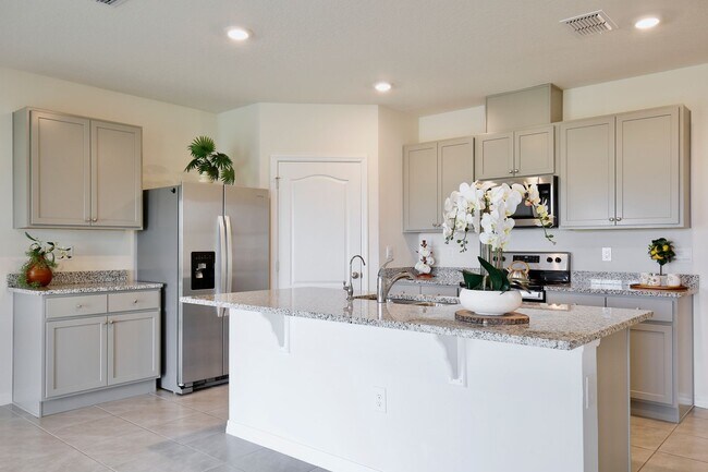 Building Photo - Beautiful 4 Bedroom, 2 bath home is Available for Rent in the Forest Lake Community!